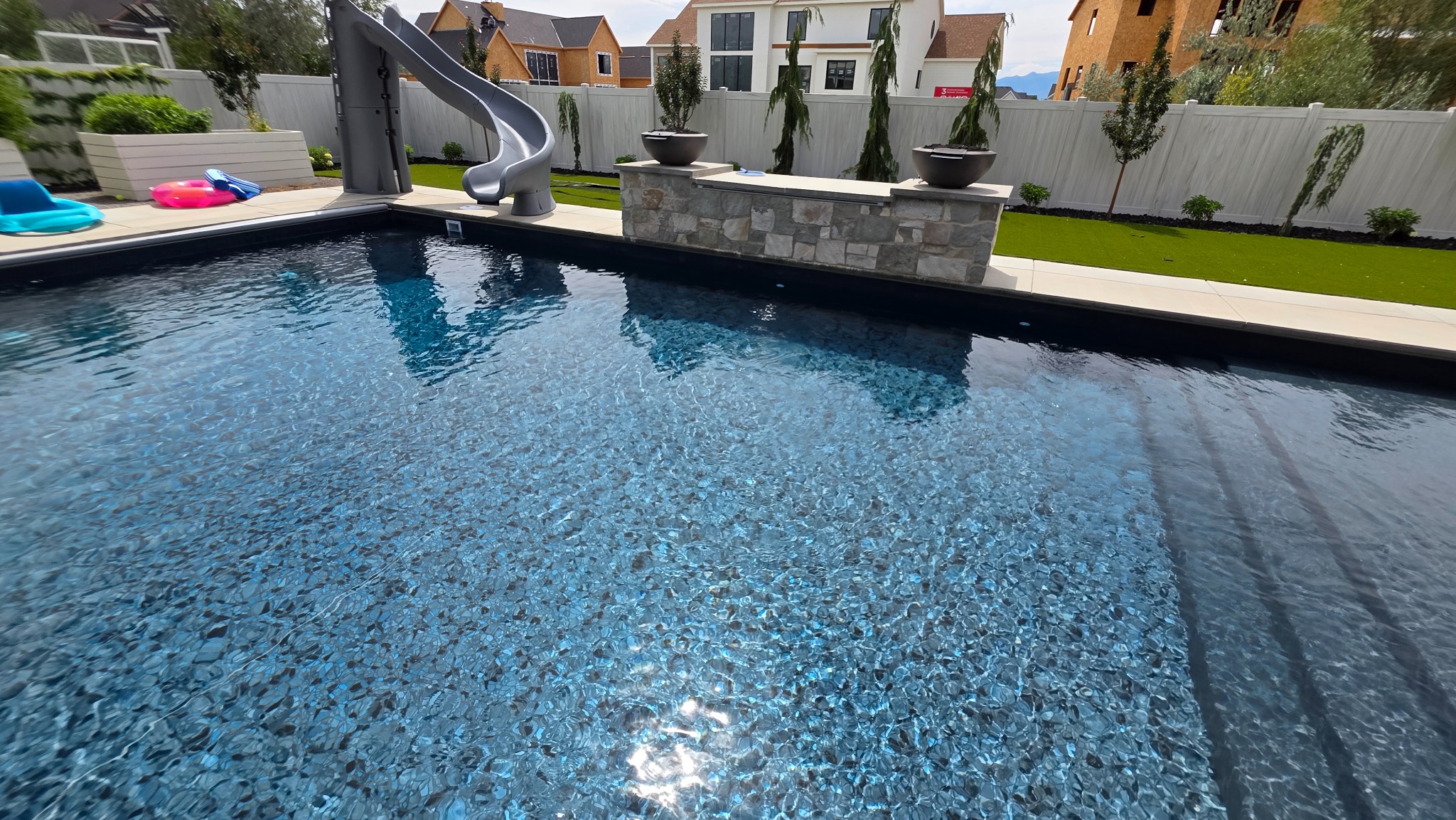 Aqua360 vinyl liner pool in American Fork Utah with raised jump wall water feature